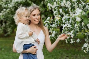 Baby und Baum