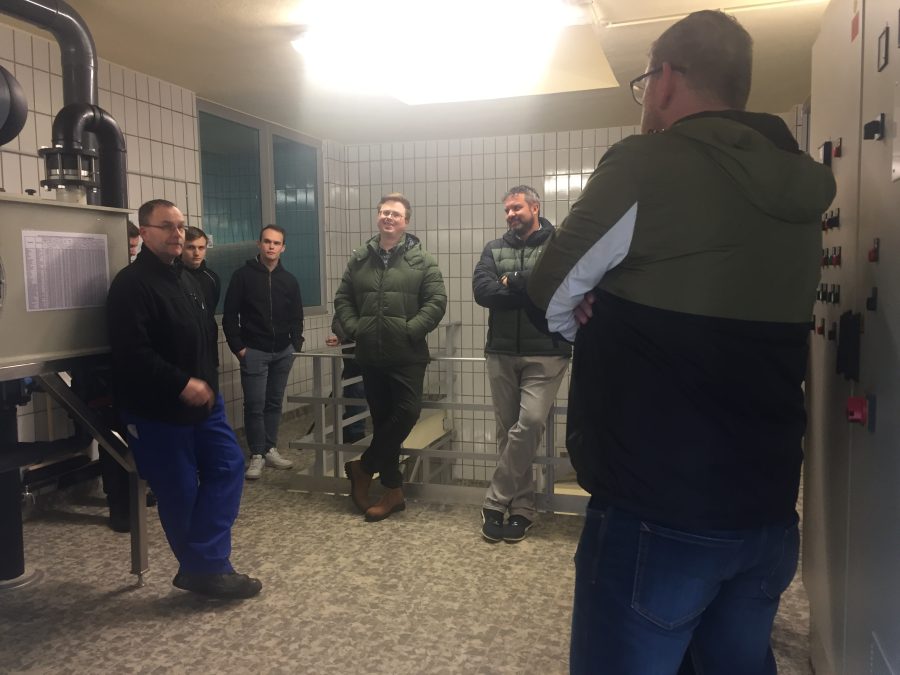 Erklärung der Funktionsweise der Aufbereitungsanlage durch Wassermeiter Kratz.